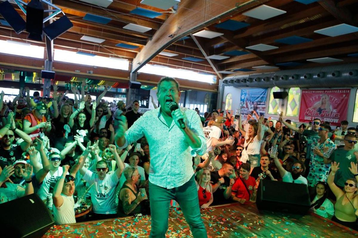 Peter Wackel beim Bierkönig-Opening 2024. In diesem Jahr steht sein 30-jähriges Bühnenjubiläum an