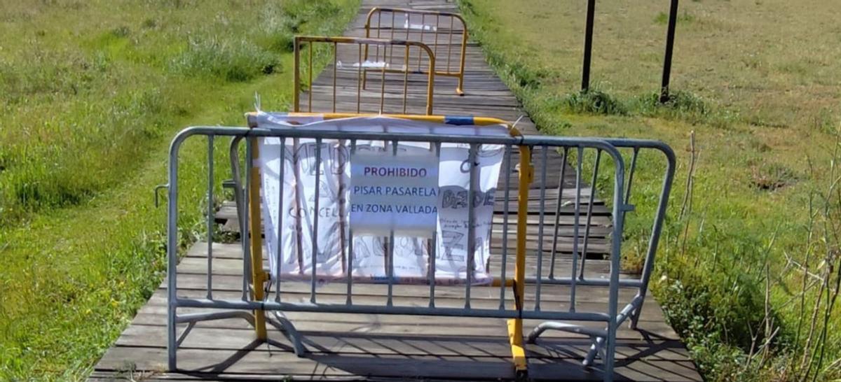 Vallas instaladas en la pasarela de Liméns, donde se colocaron pancaras de protesta. | G. Núñez