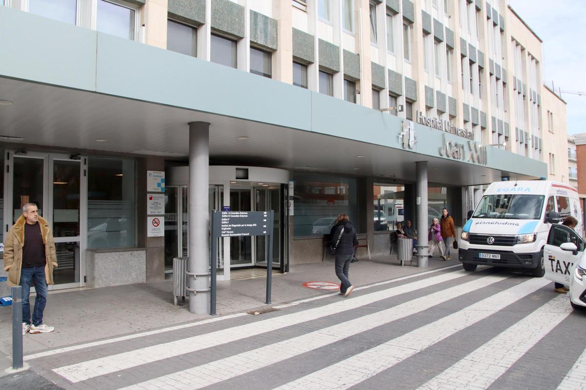 Imatge de l'exterior de la porta principal de l'hospital Joan XXIII de Tarragona, aquest dilluns