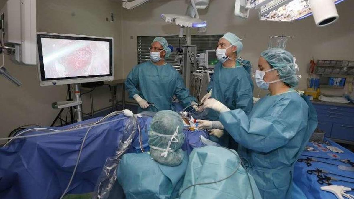 Varios médicos operan en un quirófano del Sergas