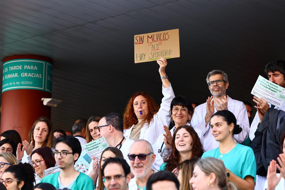En imágenes I Protesta de los médicos de Aragón a las puertas de los hospitales en el primer día de huelga