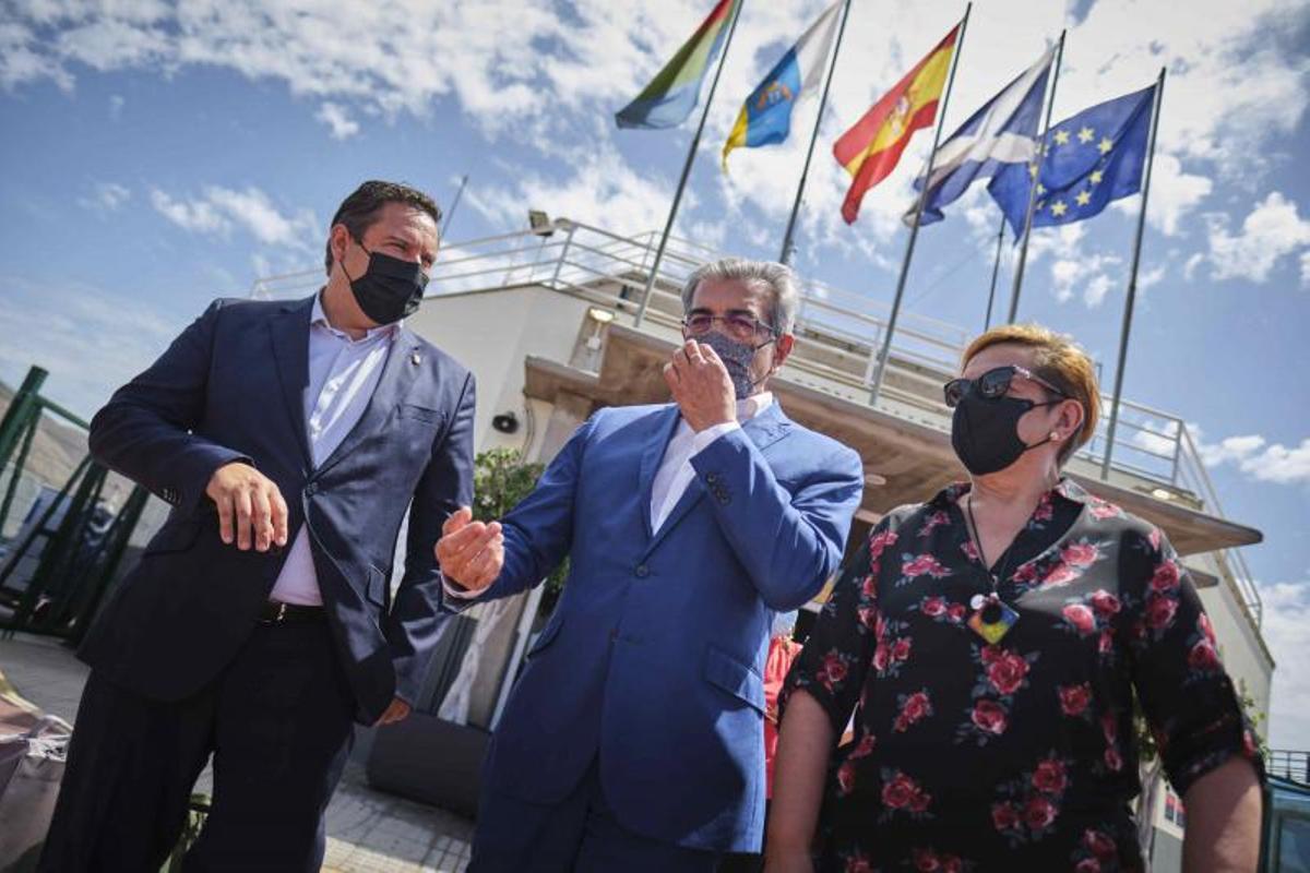 Román Rodríguez visita el Puerto de Los Cristianos