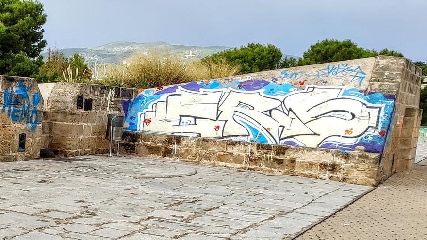 Una de las pintadas vandálicas en el Baluard del Príncep.