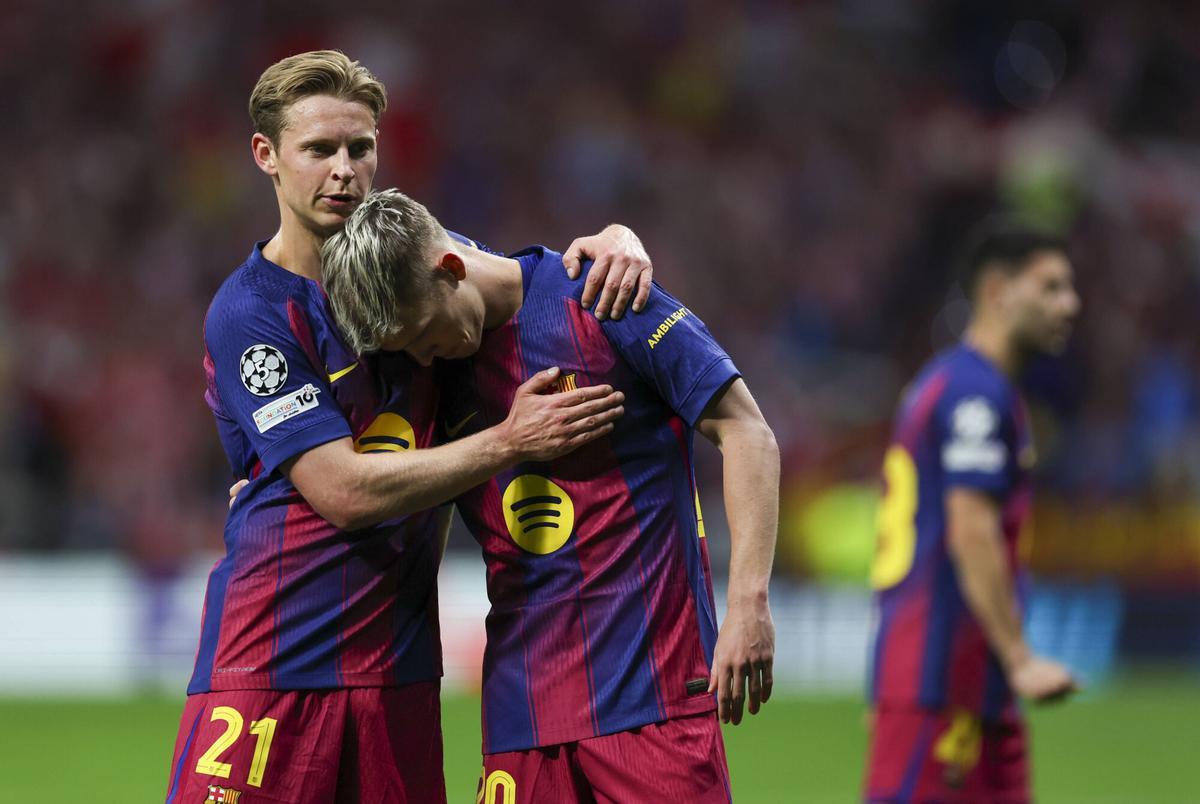Frenkie de Jong consuela a Dani Olmo al final del Atlético-Barça de la Champions.
