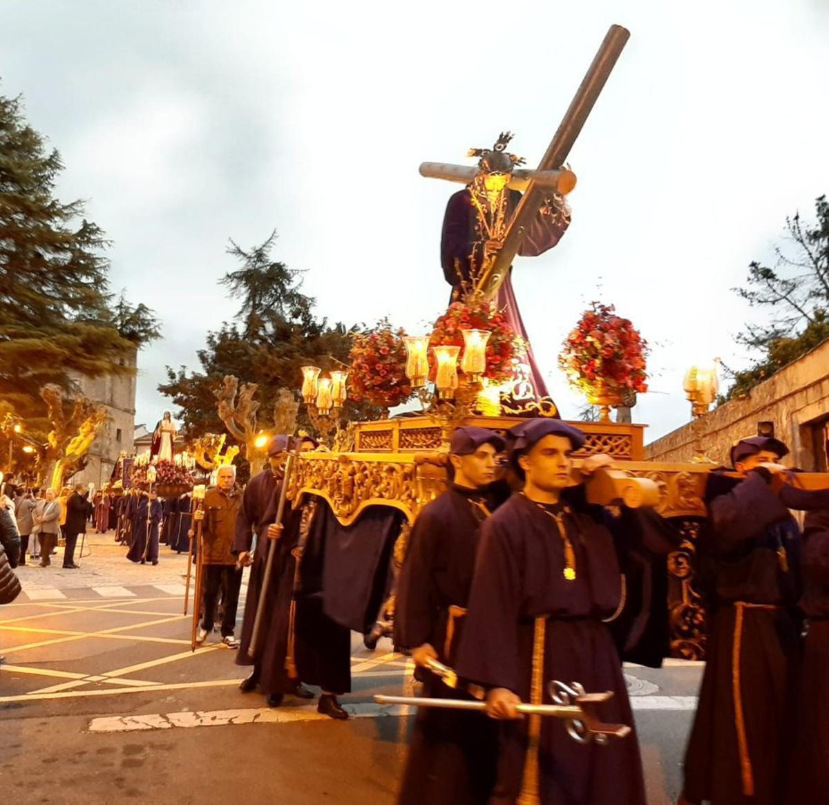 El Cristo crucificado conducido por los cofrades. | L. P.