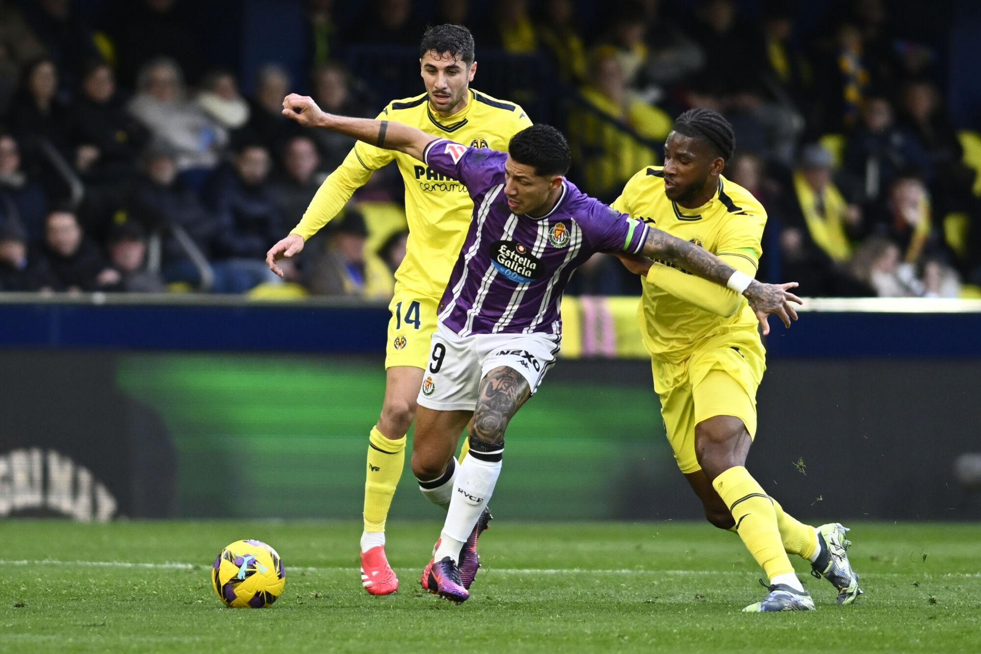 El delantero brasileño del Valladolid Marcos André (c) durante el partido de LaLiga entre el Villarreal y el Valladolid, este sábado en el estadio de la Cerámica. EFE/ Andreu Esteban. (Villarreal) (Valladolid)