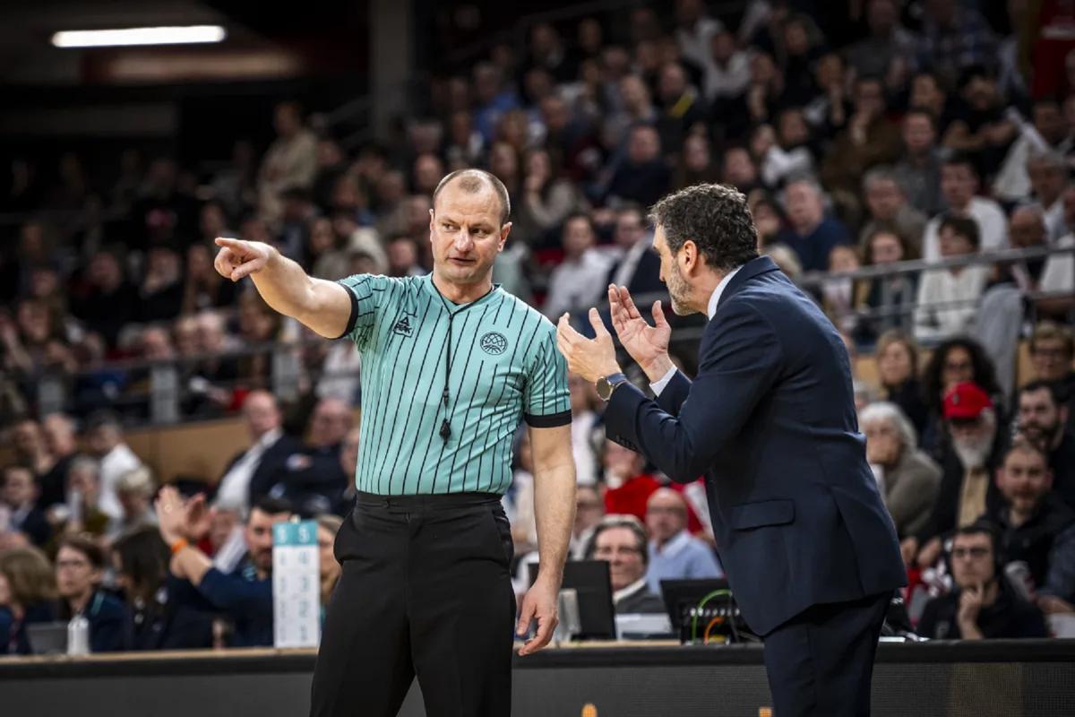 Ibon Navarro conversa con los árbitros en el Elan Chalon-Unicaja.