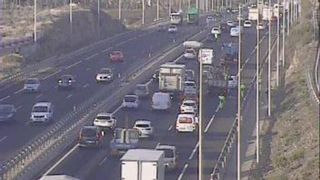 Un herido leve en la colisión entre un camión y un turismo en la autopista del sur de Tenerife