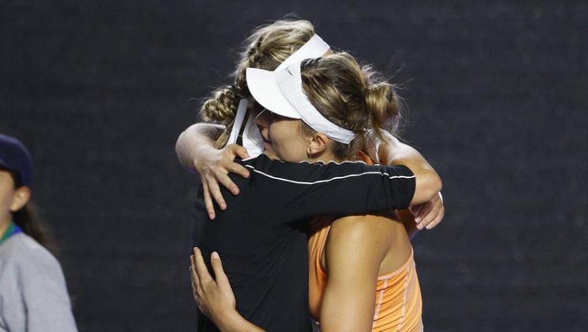 Paula Badosa abraza a Viktoria Azarenka.