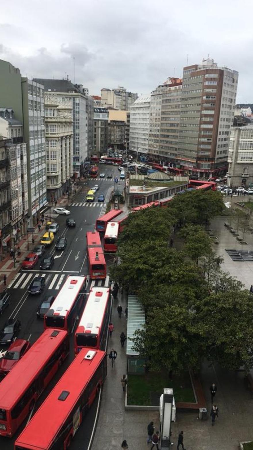 Retrasos en el bus urbano por la afluencia de tráfico en la plaza Pontevedra  y Juan Flórez - La Opinión de A Coruña