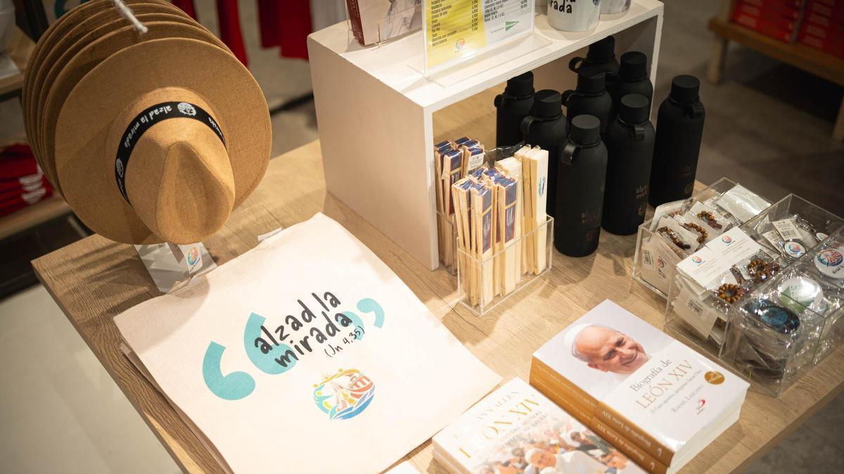 Productos oficiales de la visita del papa en El Corte Inglés en Tenerife.