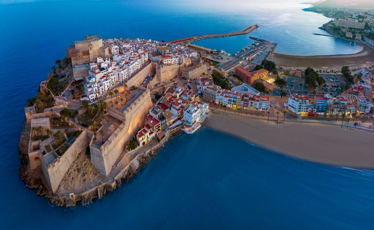 Peñíscola aérea al atardecer en Castellón sobre el mar Mediterráneo.