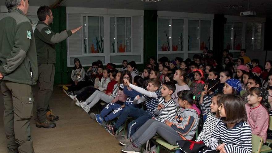 Un instante de la charla impartida por agentes forestales a alumnos de Figueiroa. // Bernabé / Juan Carlos Asorey