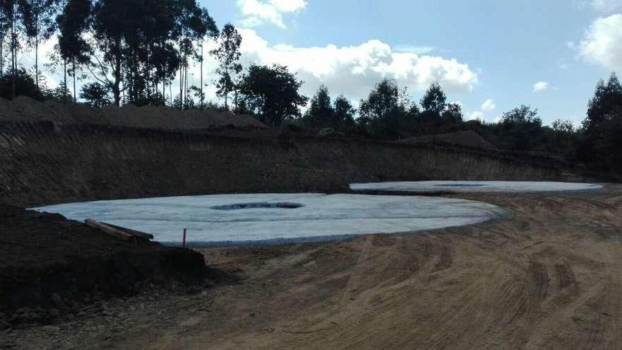 Depósitos de agua que se construyen en Os Galgos tras expropiar, para abastecer a la futura urbanización de Xaz.