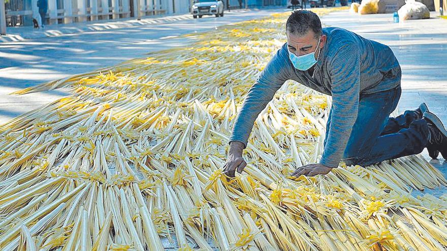 Los artesanos ilicitanos colocando parte de sus trabajos que se quedaron sin vender.