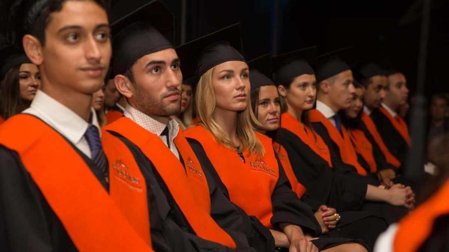 Alumnos graduados en Les Roches.