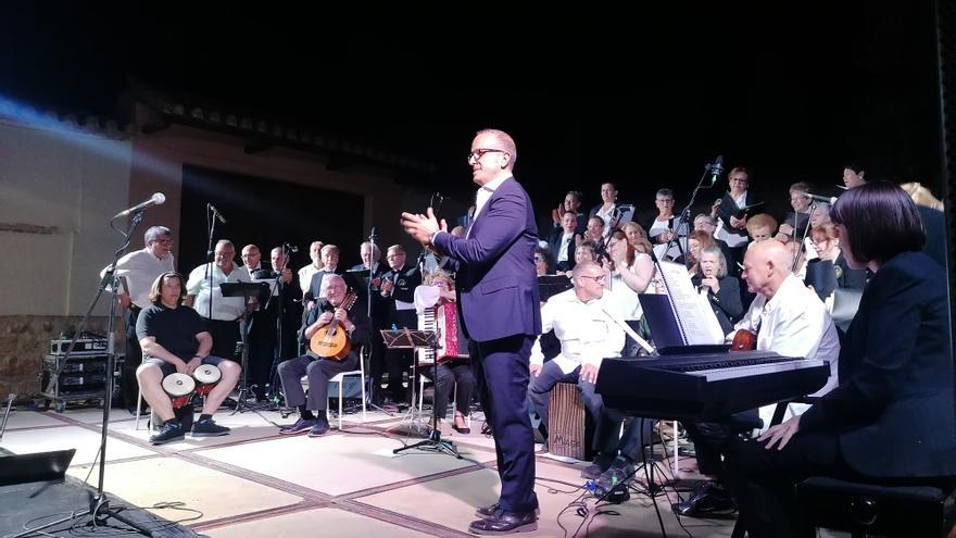 &quot;La Mayor&quot; entona las fiestas de Toro con canciones populares