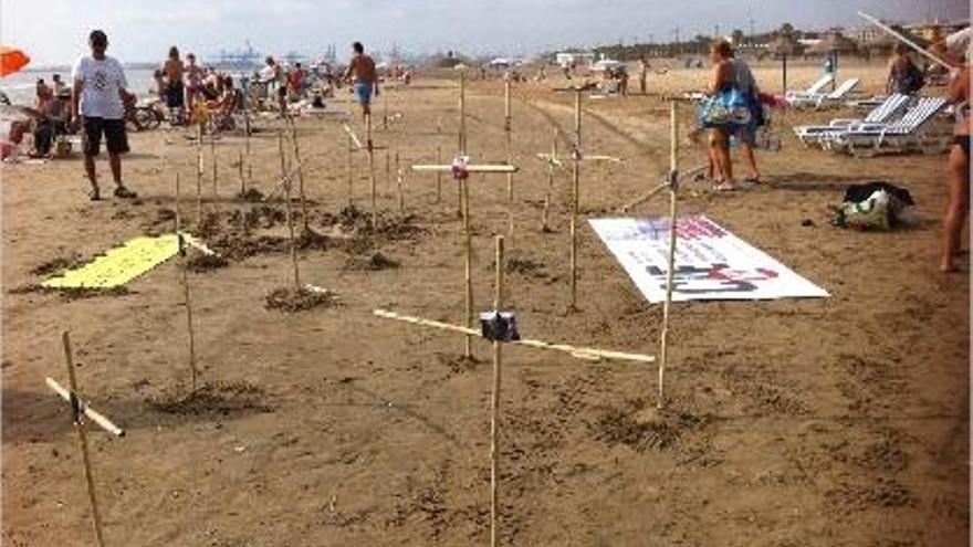 Las cruces que recuerdan a los fallecidos, ayer en la Patacona.