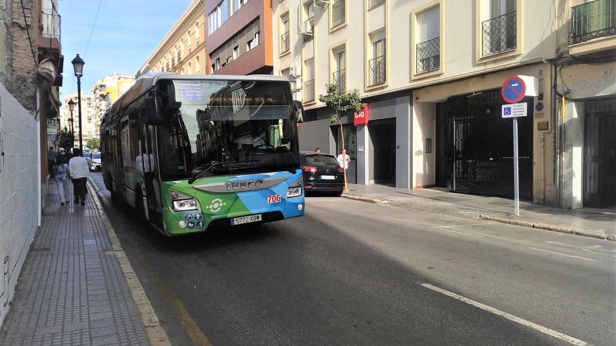 Autobús de la EMT por la calle Victoria.