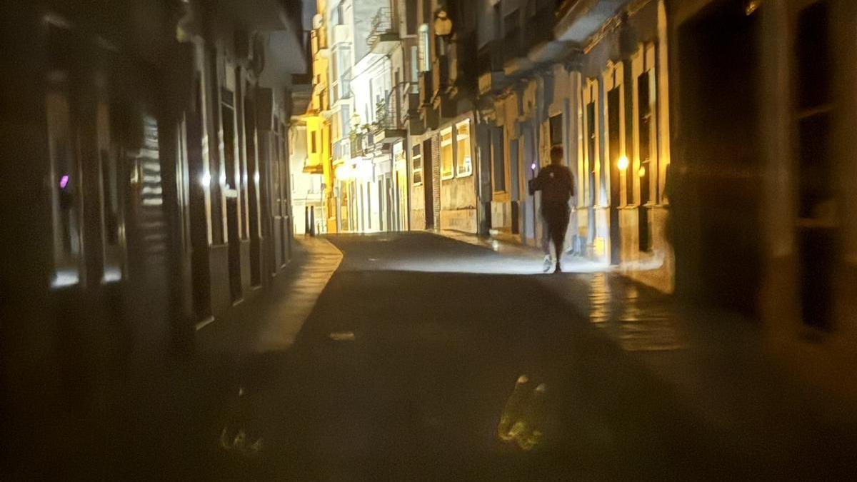 Vídeo | Vecinos de Mérida tiran de la linterna del móvil para cruzar unas calles donde no se veía nada