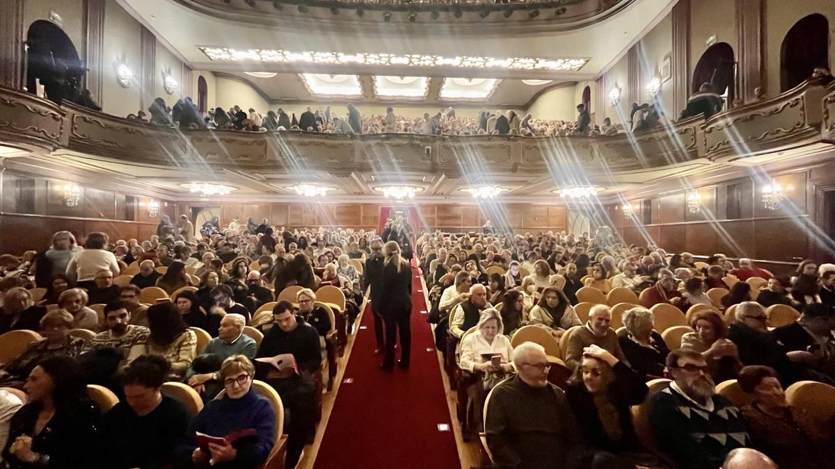Gijón disfruta del concierto de Año Nuevo en el teatro Jovellanos