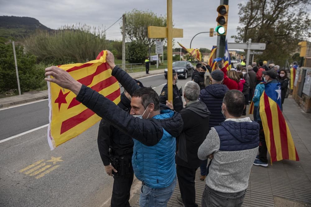 Protest contra la visita de Pedro Sánchez a la farmacèutica Hipra d'Amer