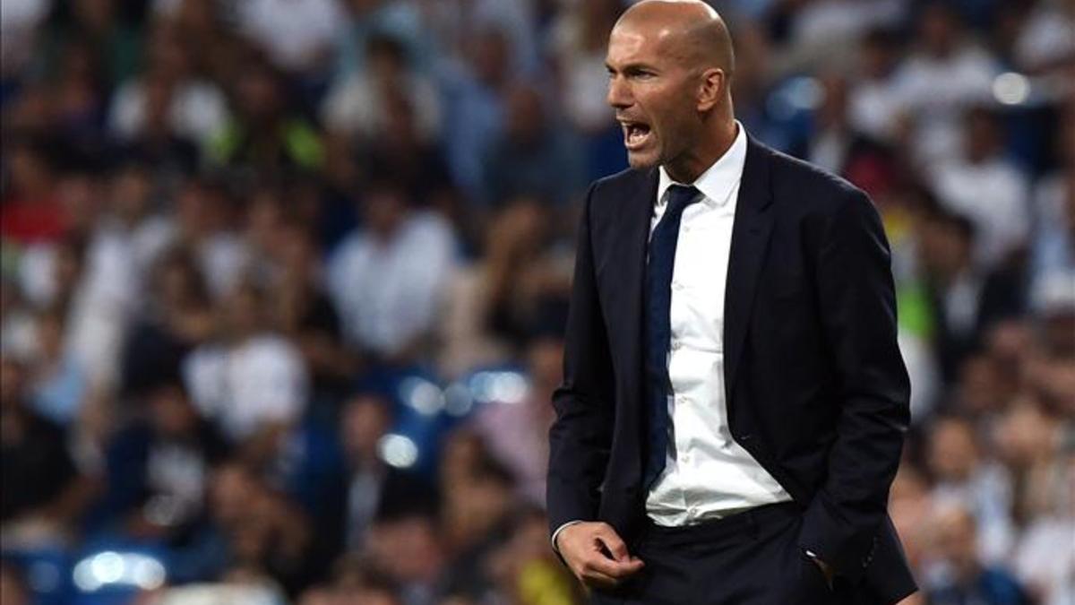 Zidane sufrió en el banquillo durante el partido