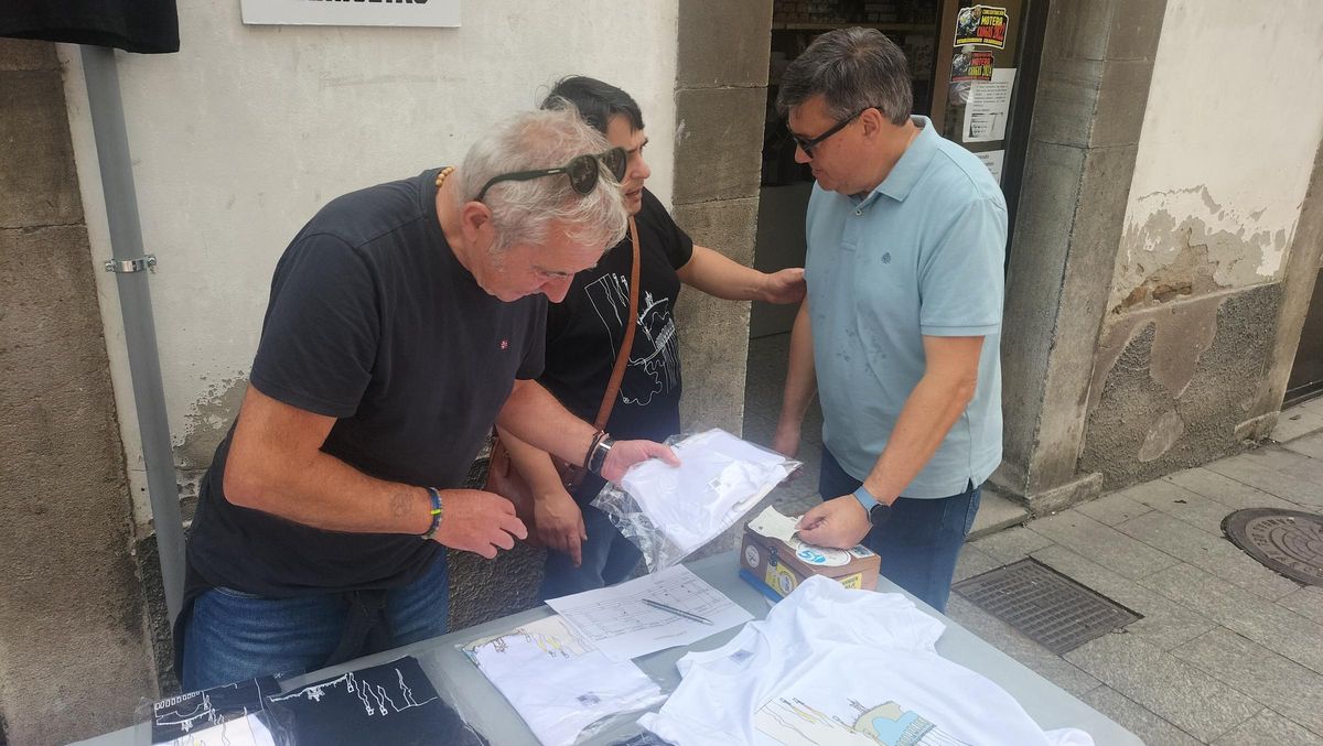 Miembros de la peña, en el stand, en la calle médico Rafael Fernandez Uría de Cangas de Narcea.