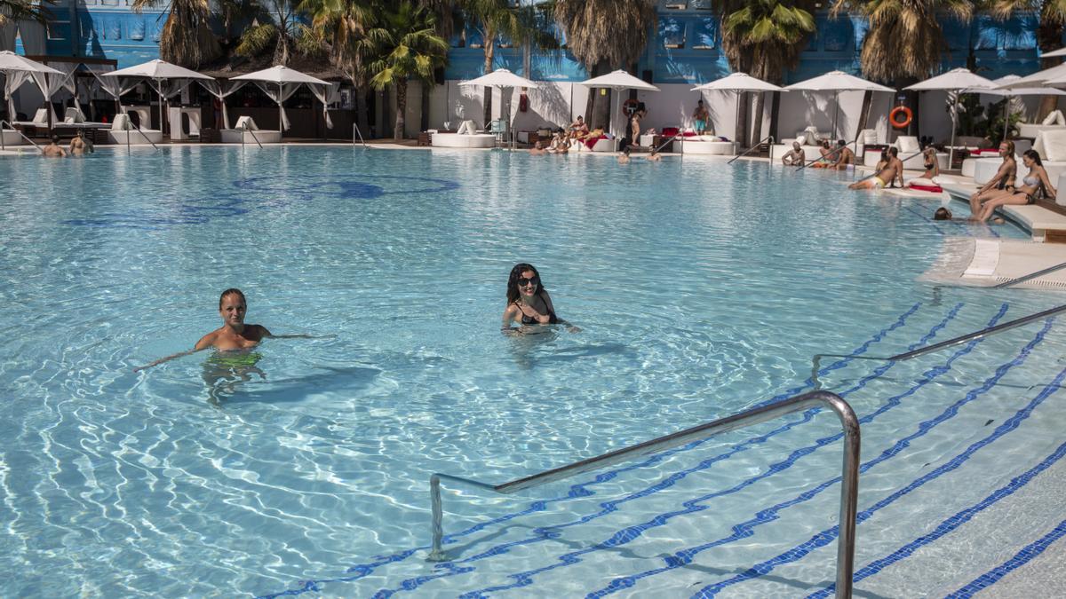 Dos personas se bañan en una piscina recreativa en Sevilla.