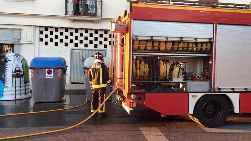 Bomberos en una actuación sobre un contenedor