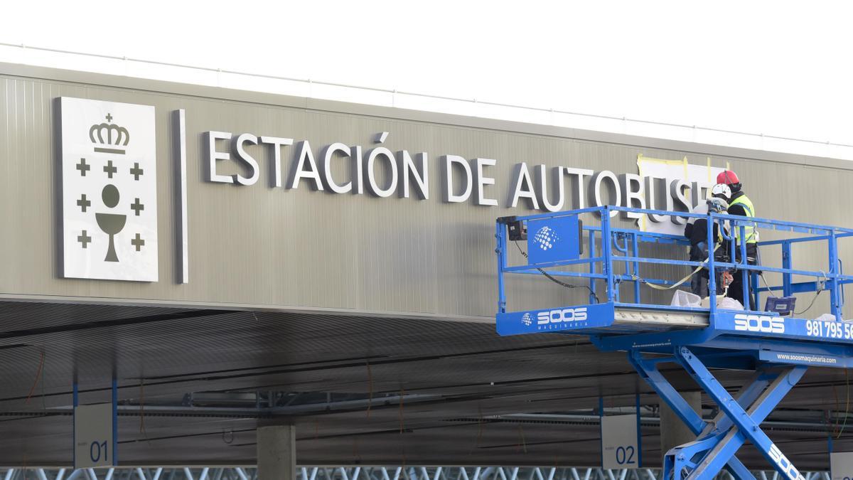 Colocación del cartel de la Estación de Autobuses