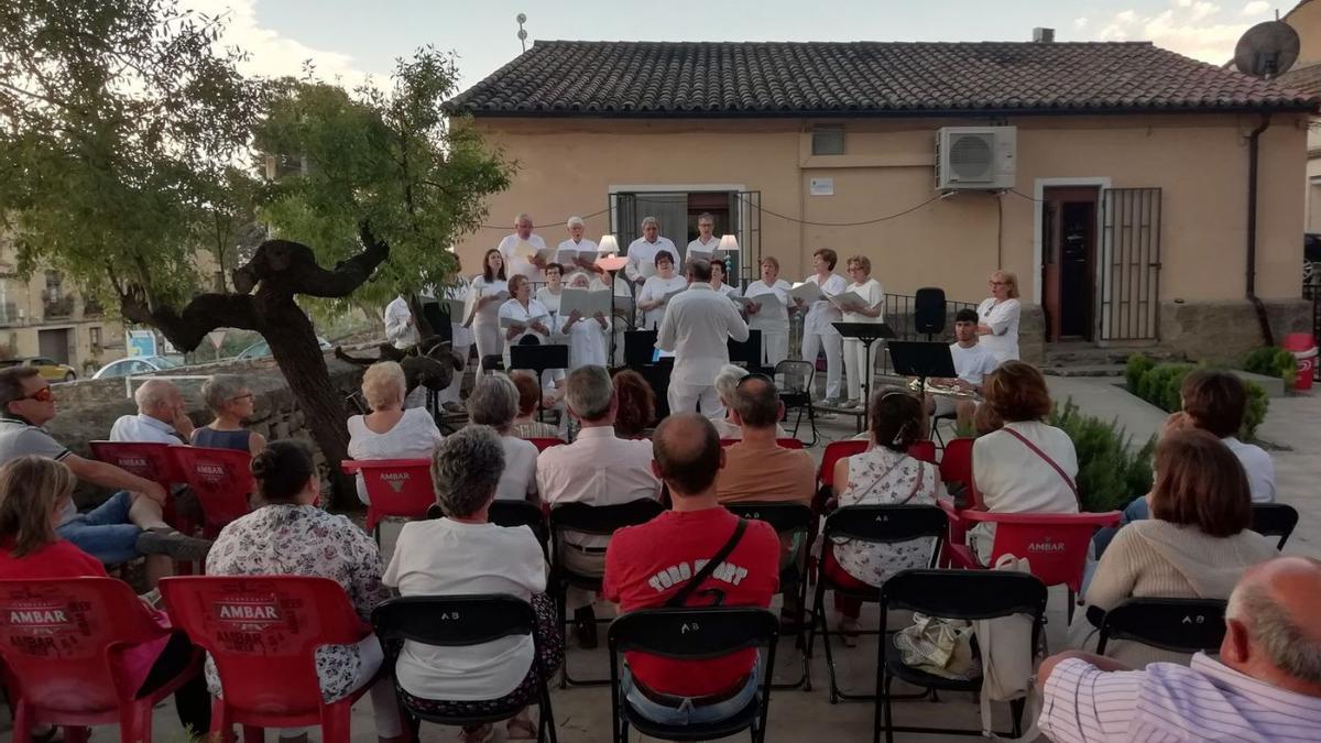 El Orfeón Reino de los Mallos deleitó a todo su público en un precioso concierto al atardecer.  | AYUNTAMIENTO DE BISCARRUÉS