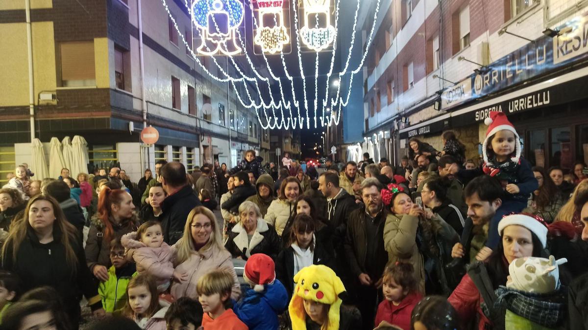 Ambiente en el encendido del alumbrado en Lugo de Llanera, en 2022.