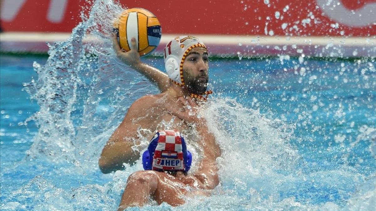 Felipe Perrone intenta un lanzamiento en presencia del croata Milos durante la semifinal