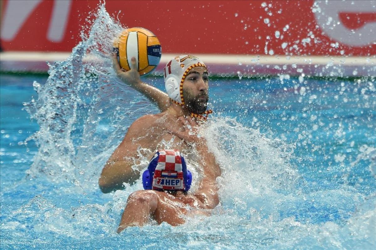 lmendiola51925049 spain s wing felipe perrone vies with croatia s wing lovre m200124185146
