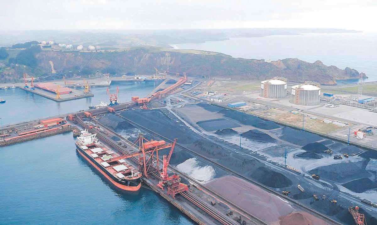 La terminal de minerales Ebhisa, con la explanada en su parte trasera que la separa de la regasificadora, en una imagen de 2023, donde operaba NMR. AERÓDROMO de LA MORGAL. REPORTAJE CON EL SERVICIO AÉREO DE LA GUARDIA CIVIL. QUE ESTÁ DE ANIVERSARIO. VISTA AÉREA GIJÓN