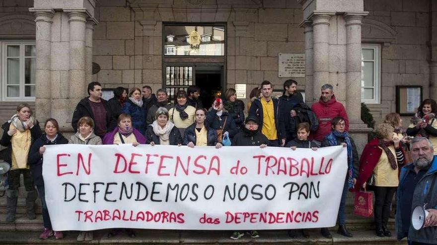 Las trabajadoras del servicio de limpieza de edificios municipales se volvieron a concentrar. // Brais Lorenzo