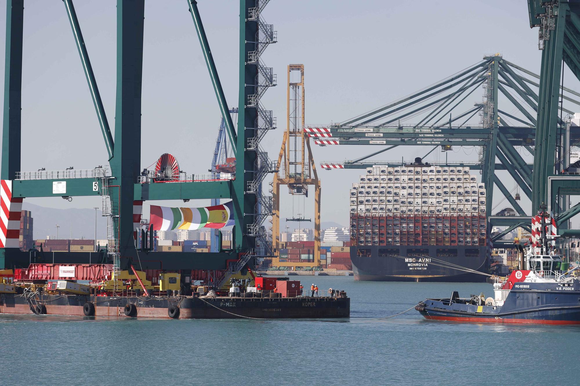 Espectacular traslado por mar de una nueva grúa en el Puerto de València