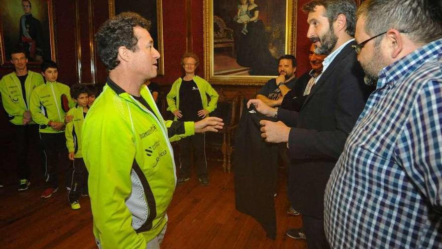 Los miembros del club fueron recibidos por el alcalde tras consumar el ascenso a superdivisión. // IA