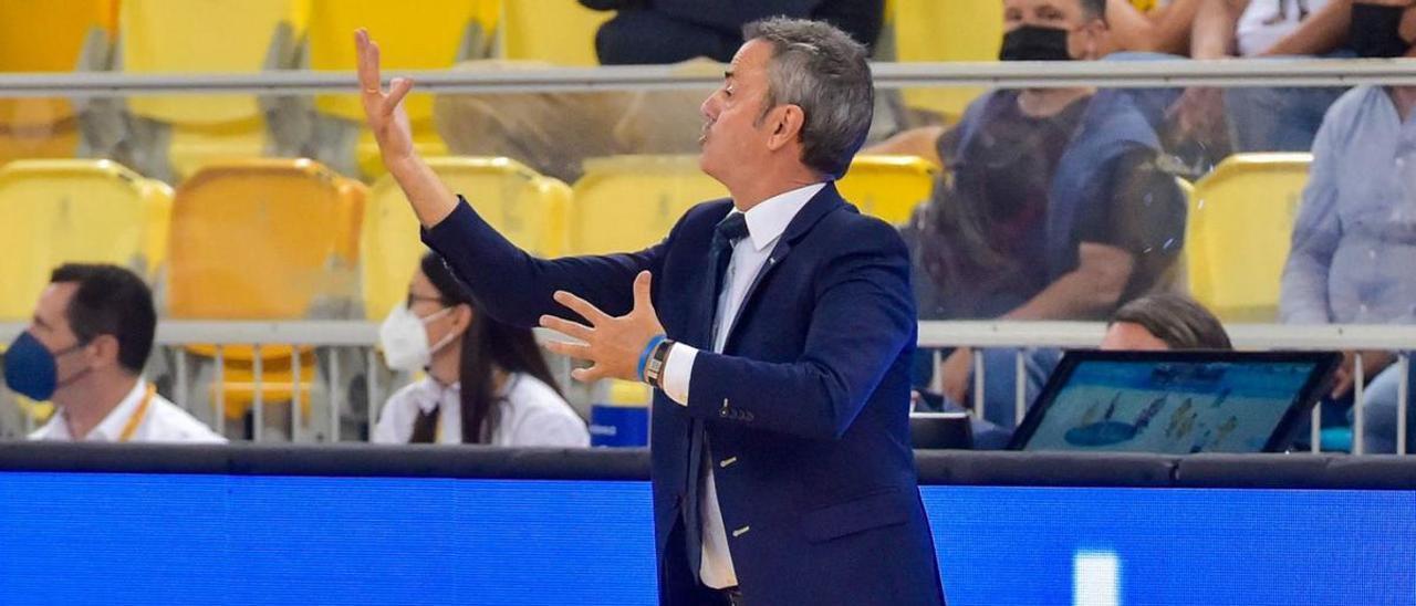 Porfi Fisac da instrucciones a sus jugadores en el choque con el Zaragoza, el pasado sábado en el Arena. | | ANDRÉS CRUZ