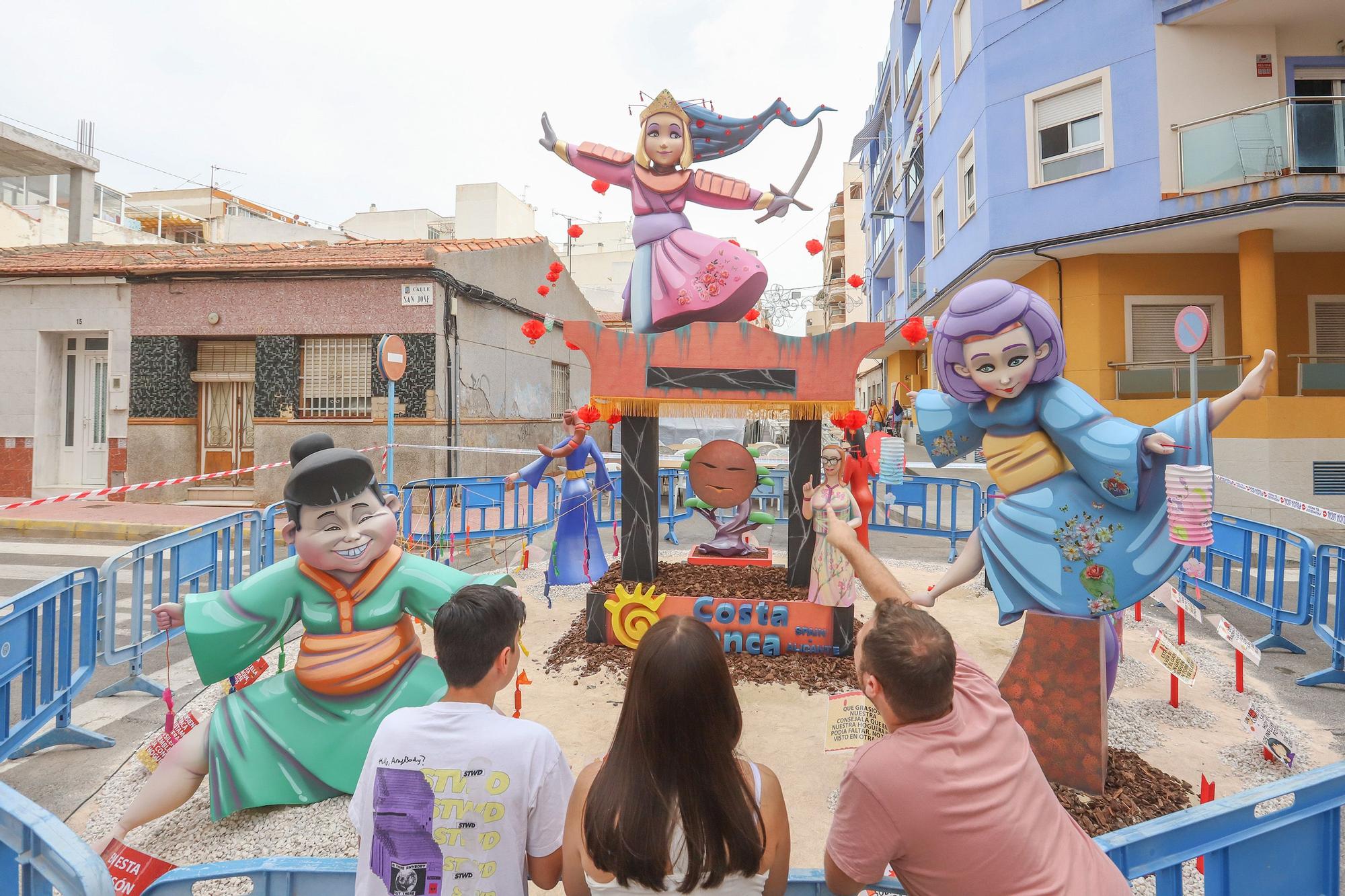 Hoguera del barrio de Los Molinos del Calvario en Torrevieja