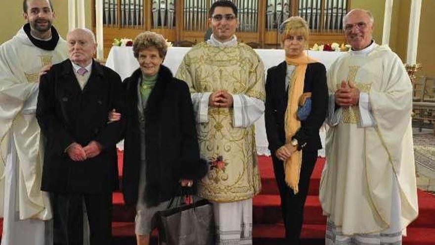 Con su familia y el párroco de Meira cuando fue ordenado diácono.