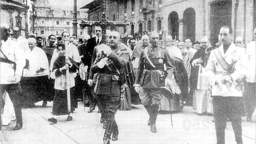 Francisco Franco porta la Cruz de la Victoria en la procesión celebrada para festejar su restauración.