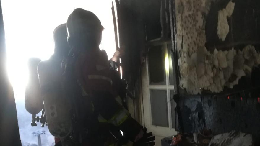 Así apagaron el incendio de una casa de un edificio de Las Palmas de Gran Canaria
