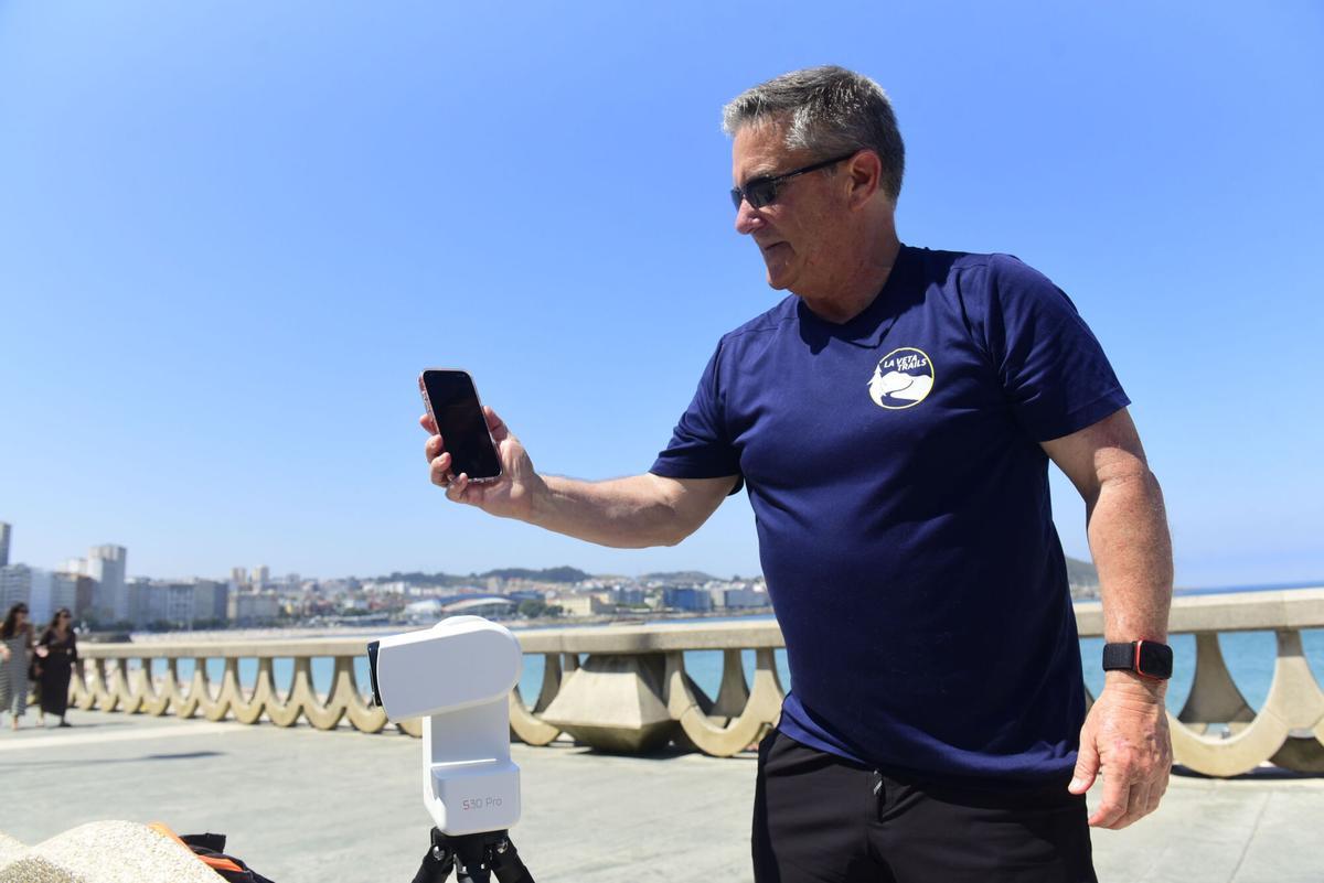 Cliff Carlson con su telescopio digital