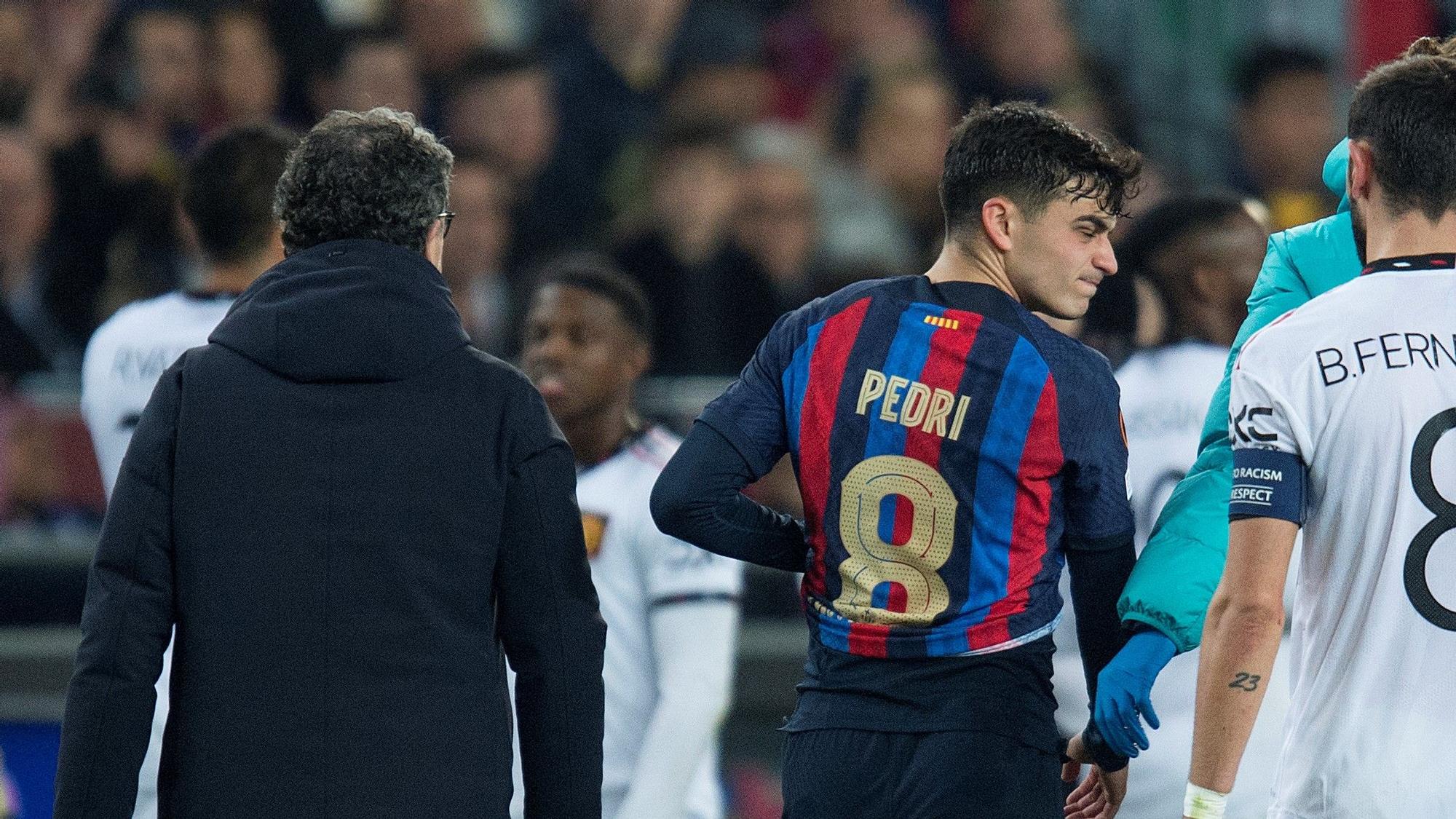 Pedri abandona lesionado el campo junto a Ricard Pruna, el médico del Barça.