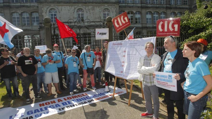 Protesta en Santiago esta mañana de la Plataforma Galega en Defensa do Ensino Público