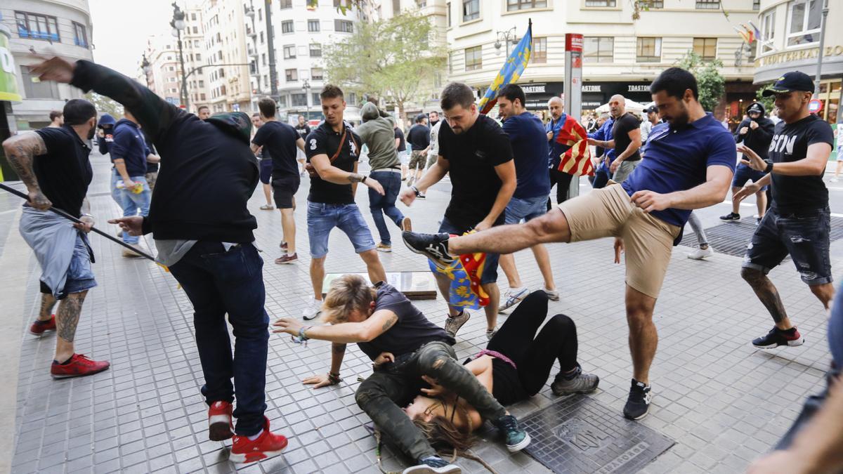 Un momento de la agresión cometida por los 28 procesados simpatizantes de la extrema derecha durante el 9 d&#039;Octubre de 2017.