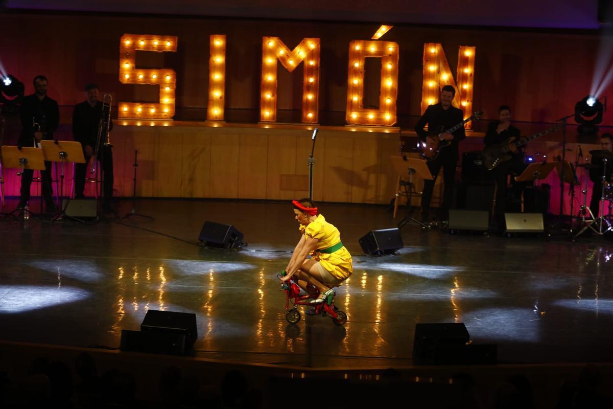 La cómica Patri Coronas ha conducido la gala de los Premios Simón.