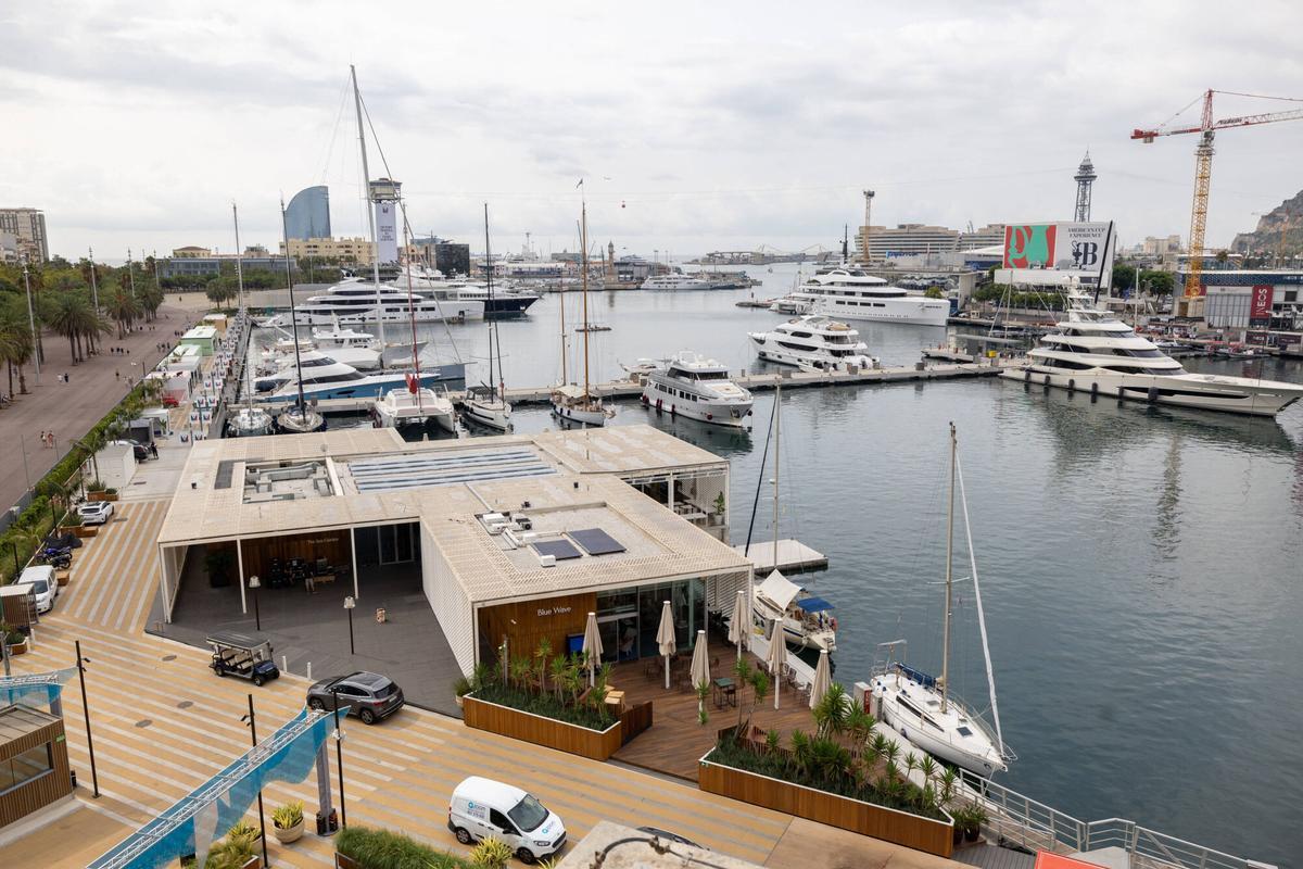 Yates en la Barceloneta, junto al paseo de Joan de Borbó